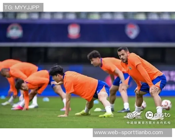 山东泰山队在武汉体育中心进行赛前踩场训练为即将到来的比赛做好准备